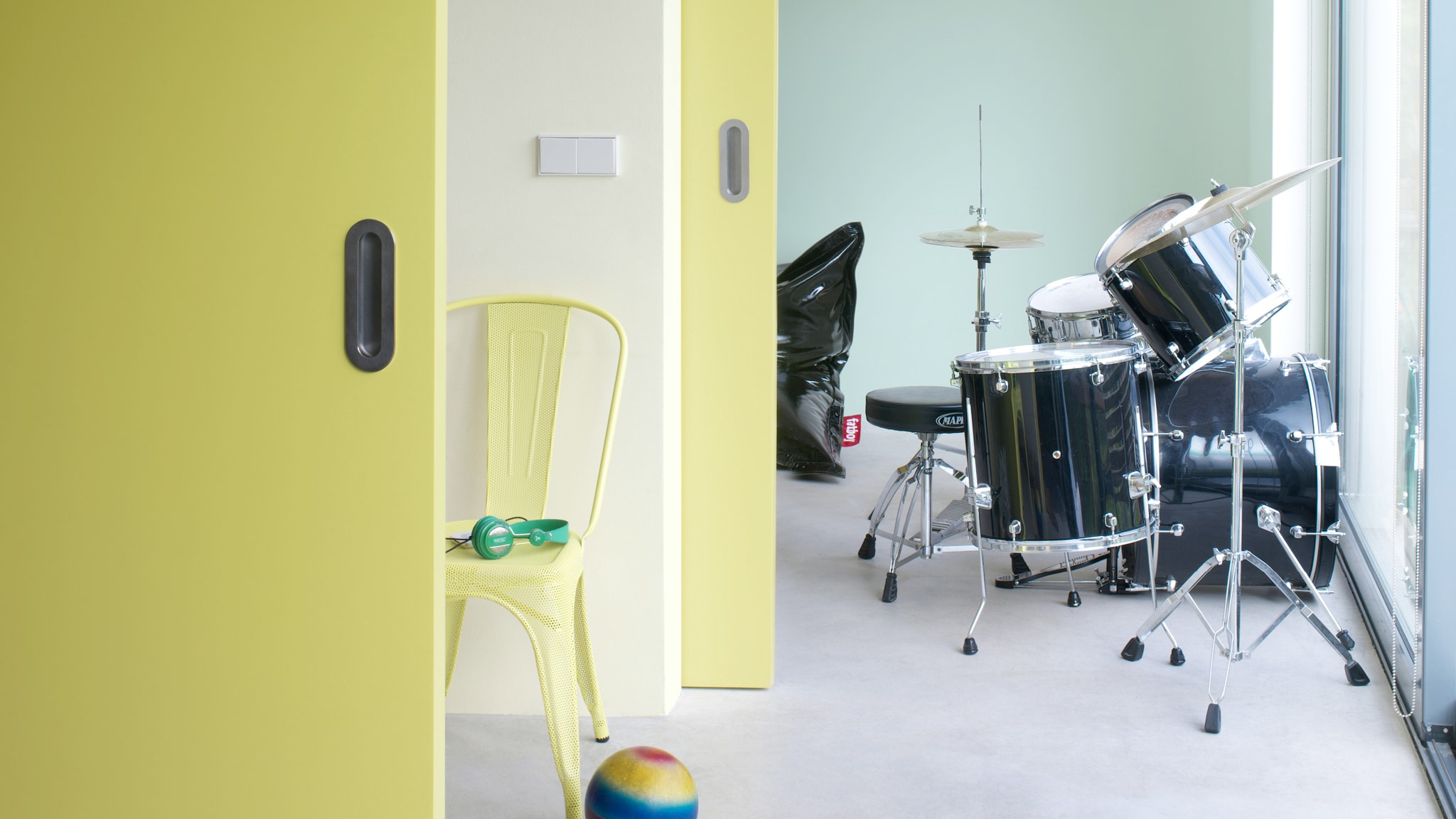 张扬的黄色和灰色可营造强有力的视觉冲击力，特别适合乐于表现自我的青少年。