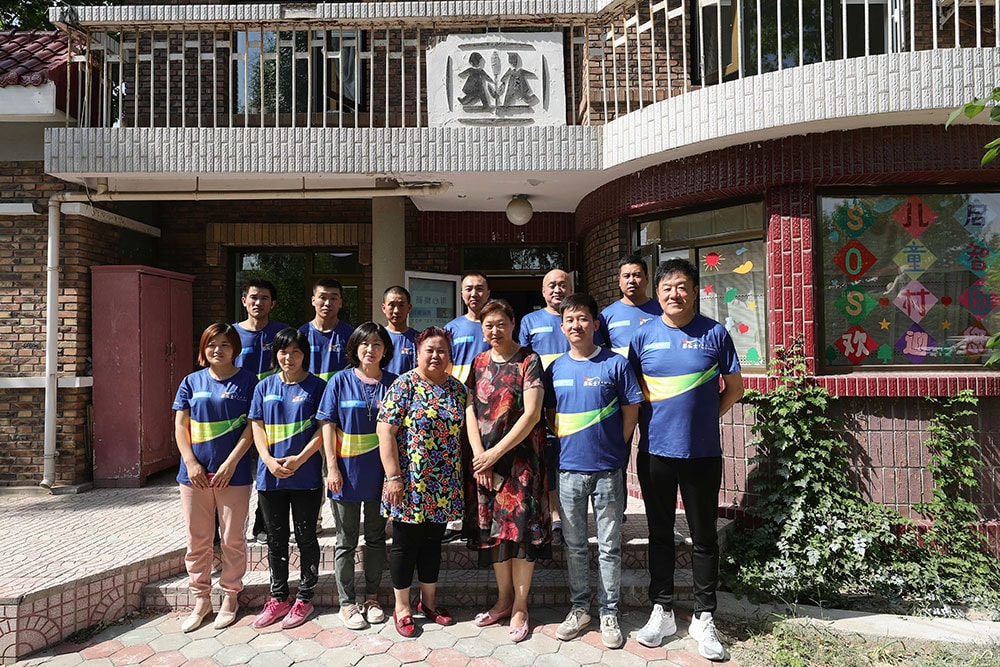 多乐士工作人员和儿童村的妈妈们合影