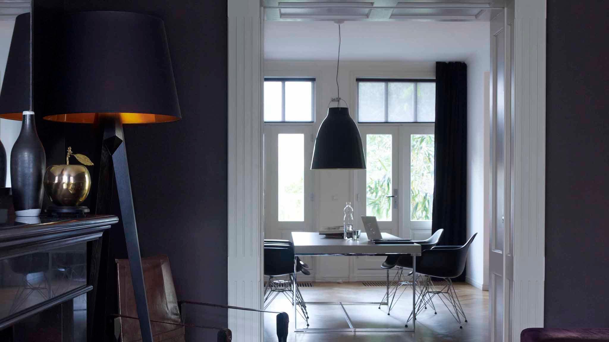 诸如墨蓝色等深色系具有隐形装饰效果，可增加房间的层次感，使空间感觉更宽敞。