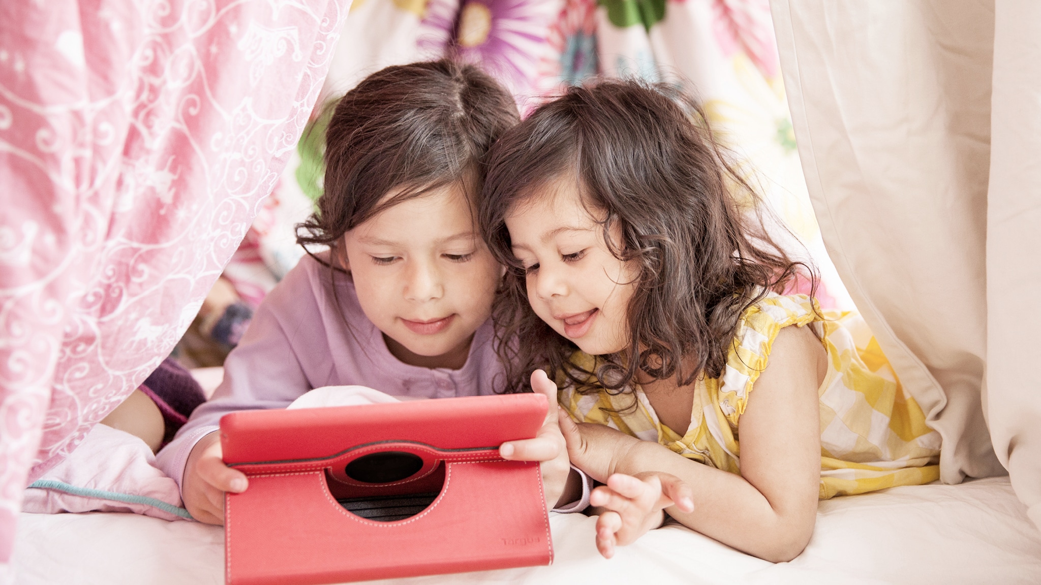 通过多乐士焕色大师软件，向孩子展示他们的房间粉刷后的样子。