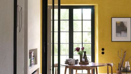 如果房间通常在下午才有阳光照入，那明媚的黄色是理想的墙漆色彩之选，因为它们能令空间显得更为明亮，还可在清晨营造出热情洋溢的氛围