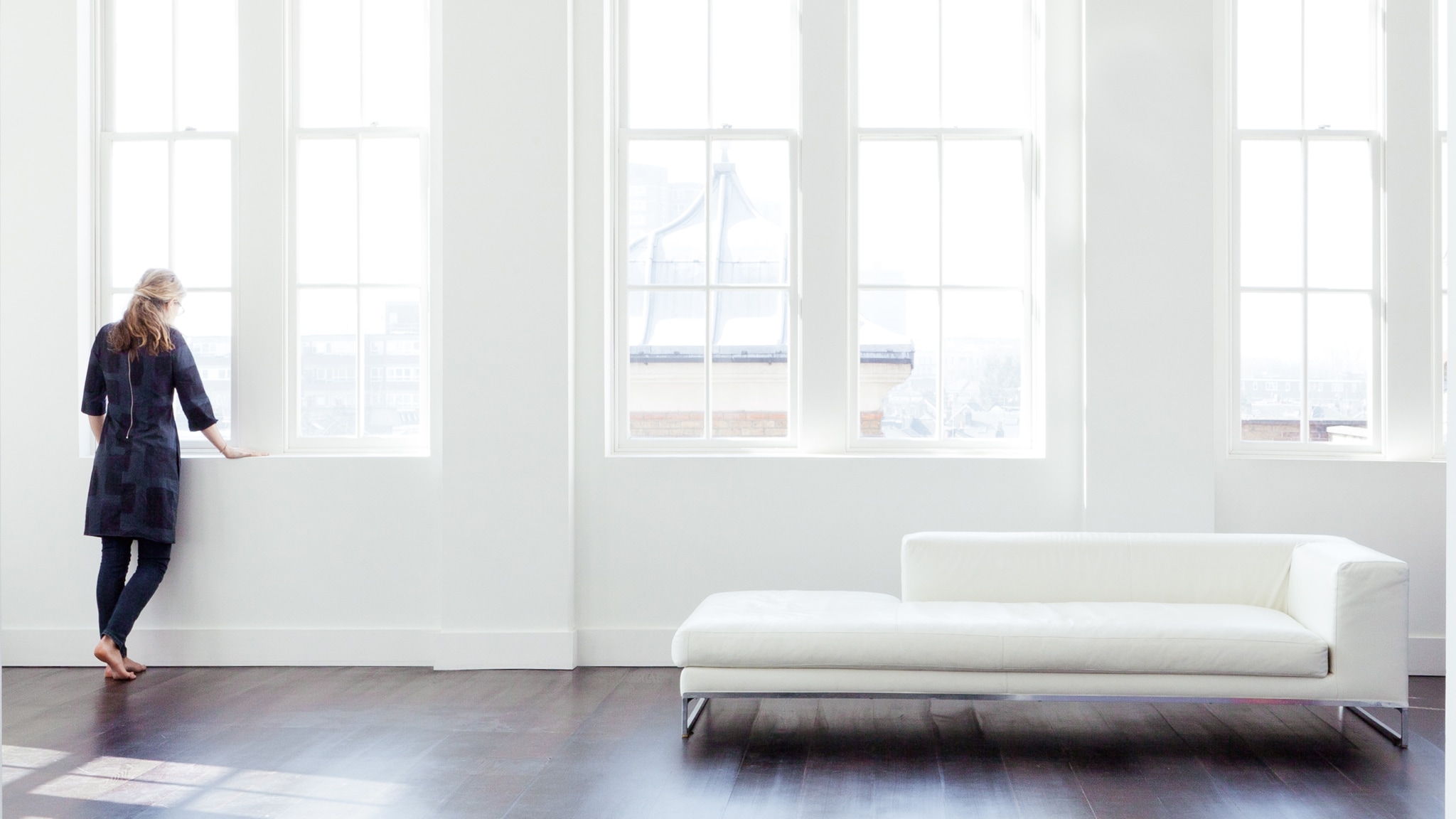 避免用深色粉刷天花板，白色通常是最安全的选择，但也可以选择其他淡色