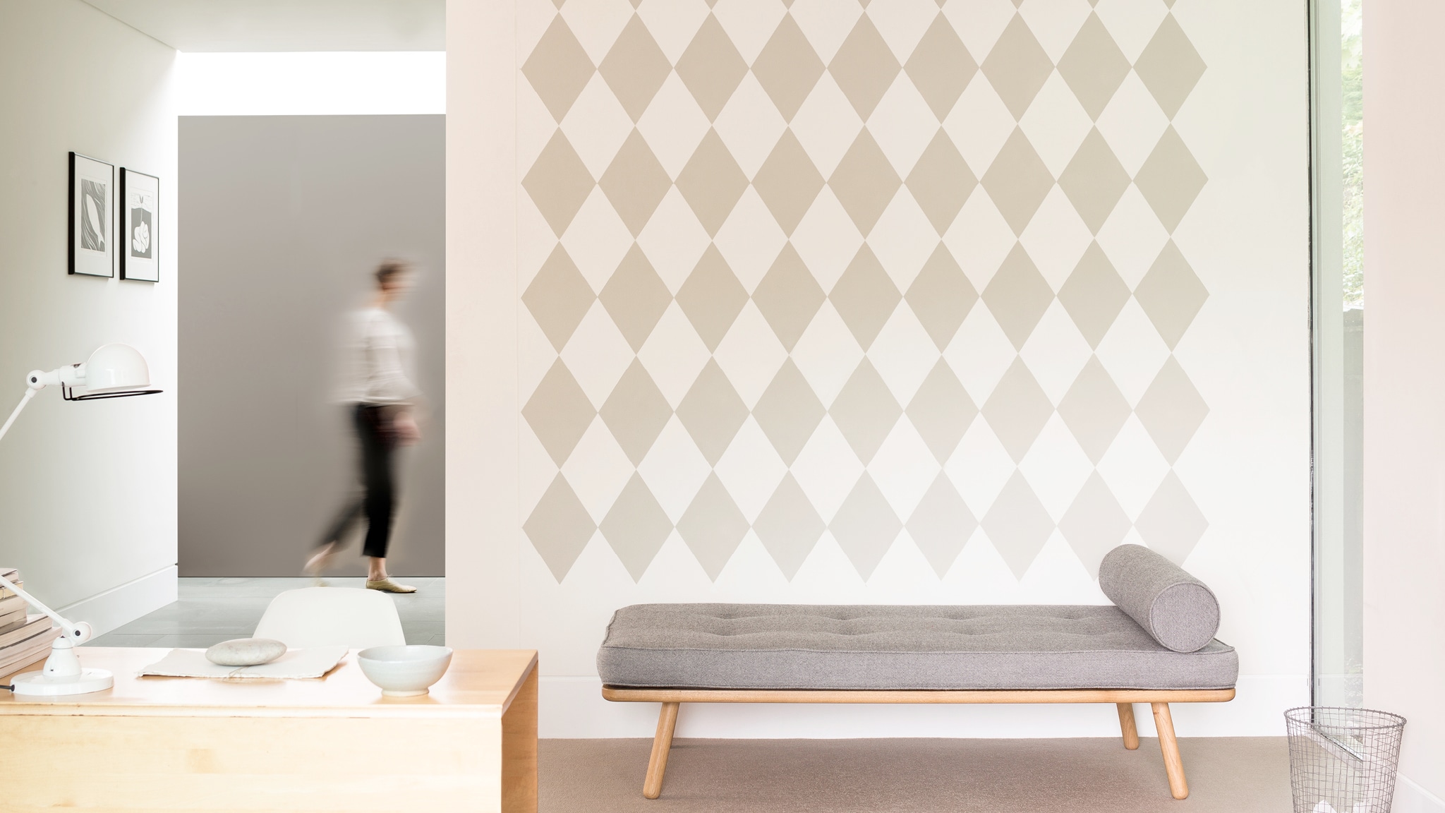 如果想营造活泼的效果，菱形图案或者彩色圆点图案可增添设计师定制般的装修效果。