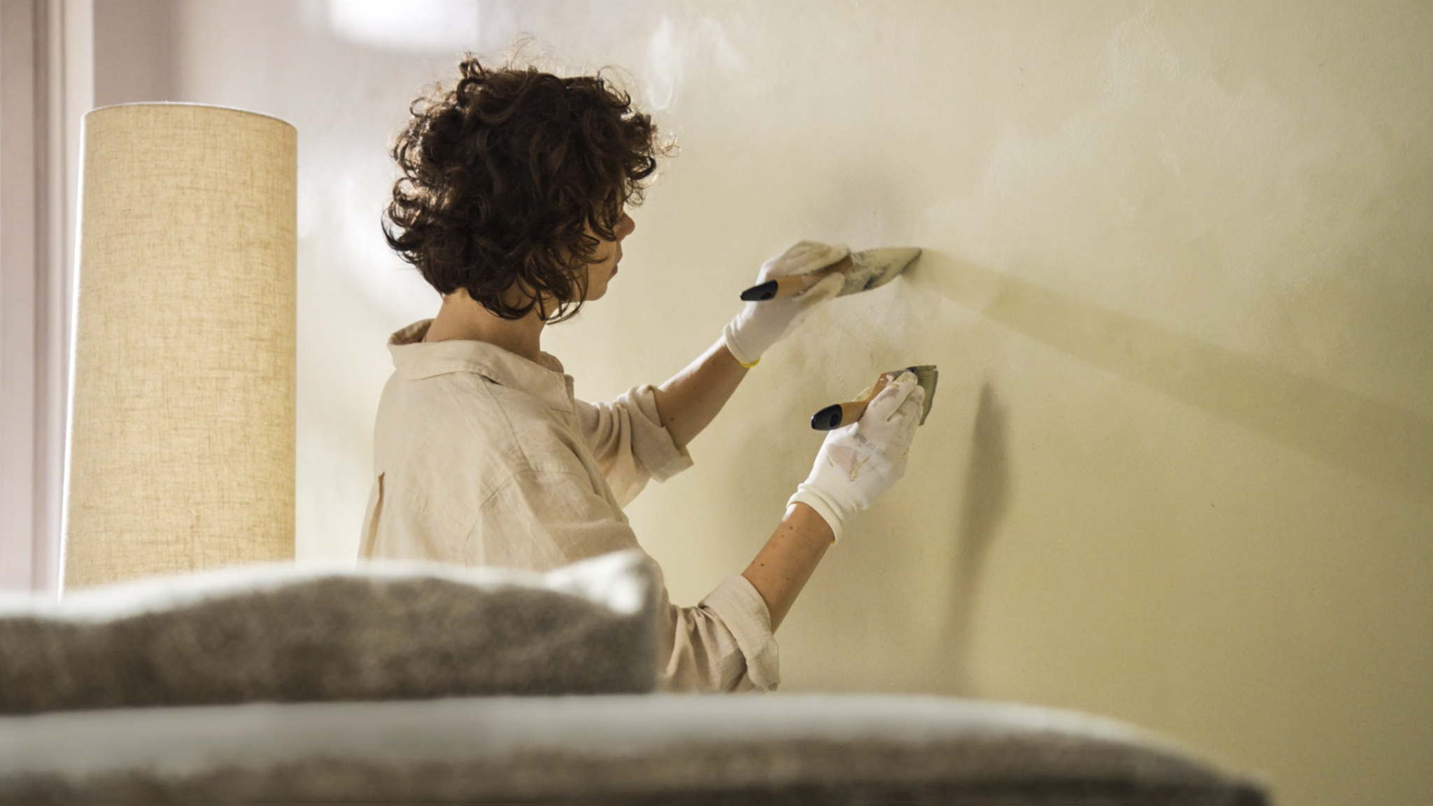 使用毛刷在墙面上混合两种颜色