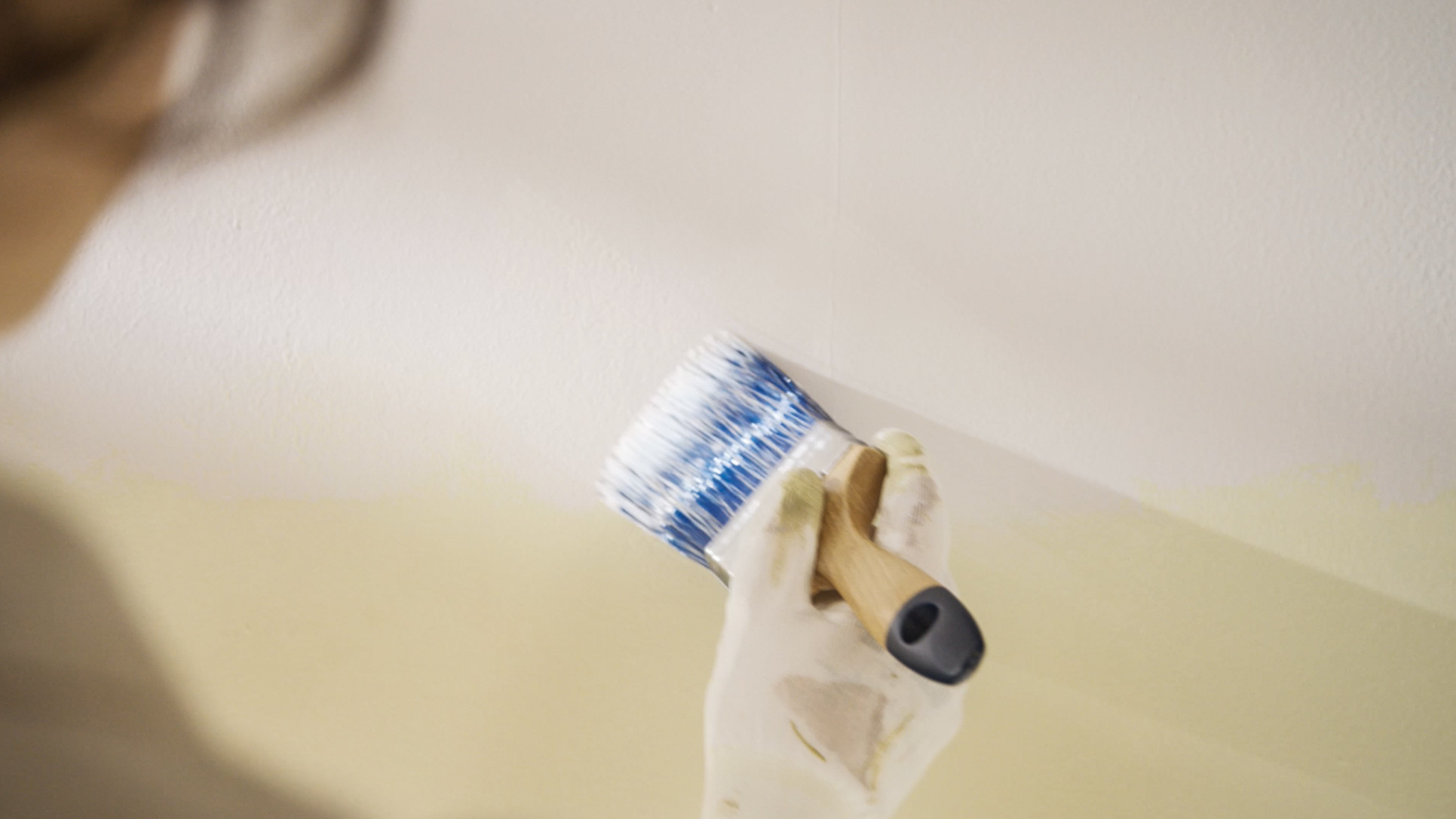 使用毛刷在墙面上混合两种颜色