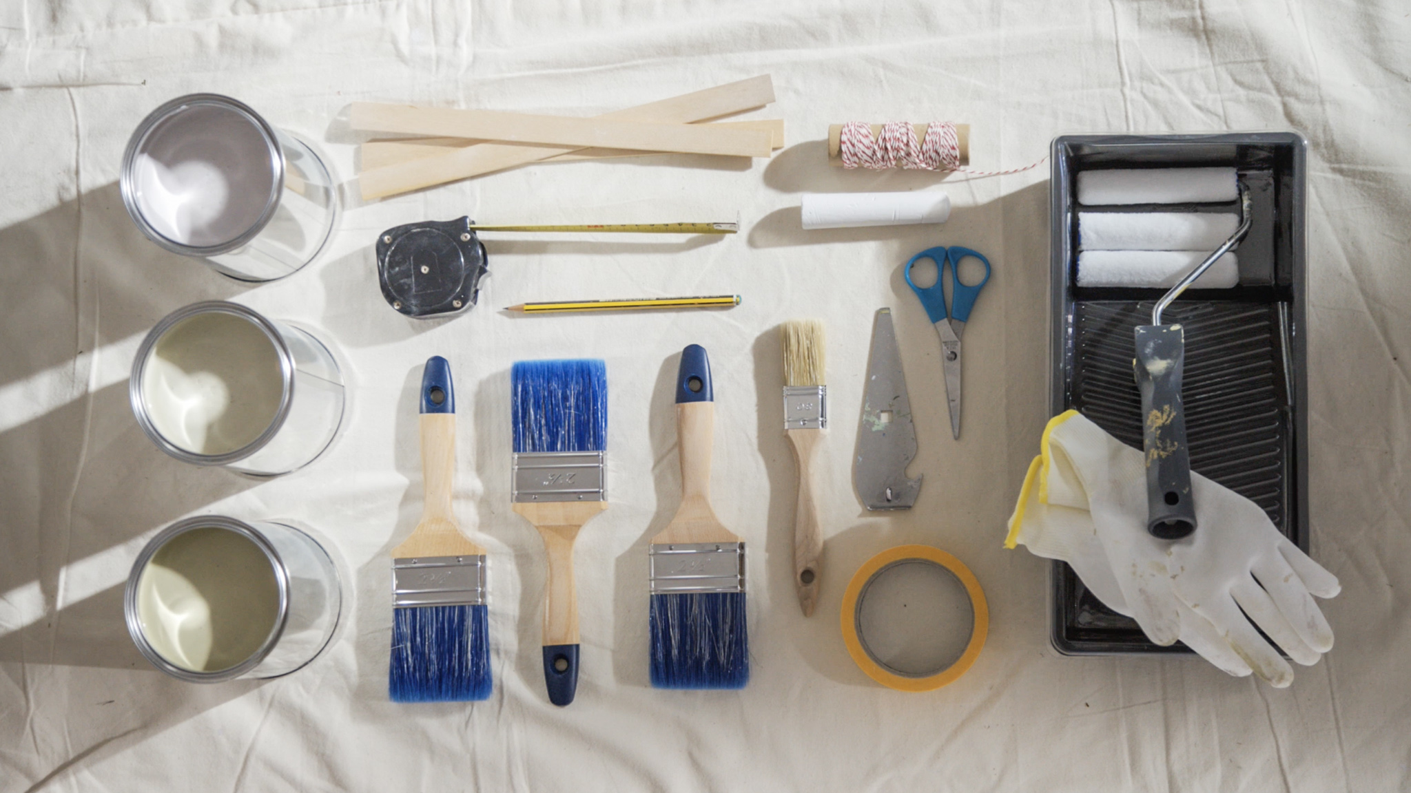 将涂刷工具摆放在防尘垫上