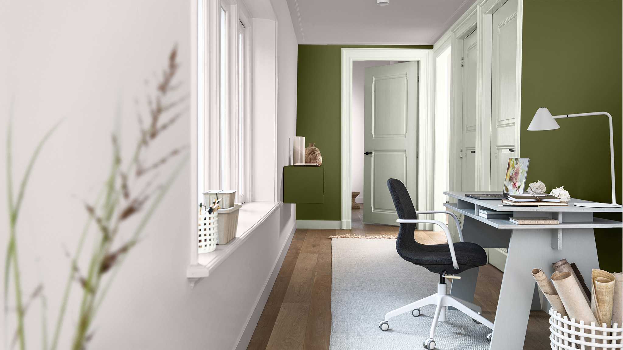 以云霞粉涂刷左侧墙面和天花板，搭配豆蔻青和深芥绿装点其余墙面的走廊办公空间。