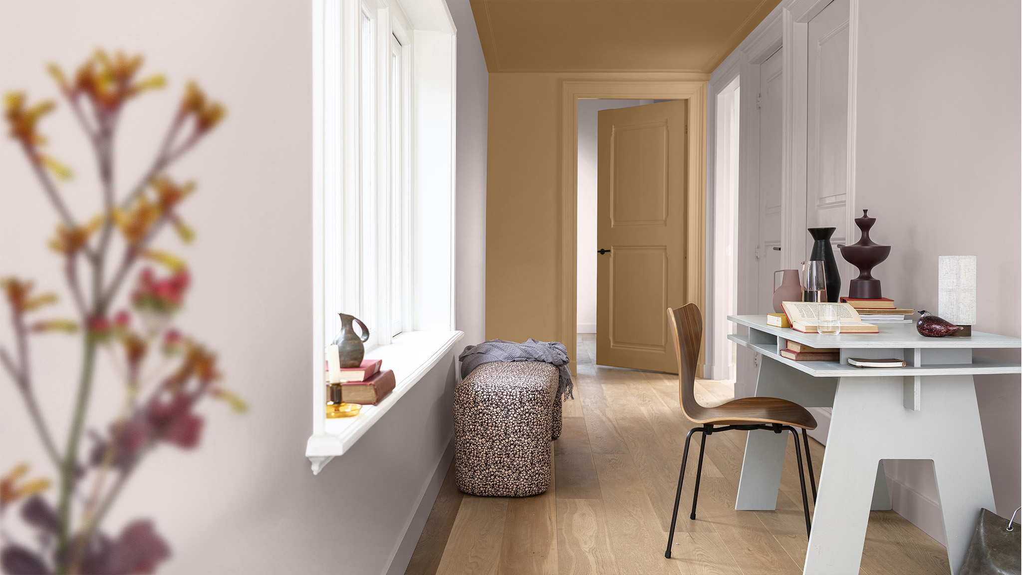 使用云霞粉和赤陶色进行双色涂刷的走廊办公空间。