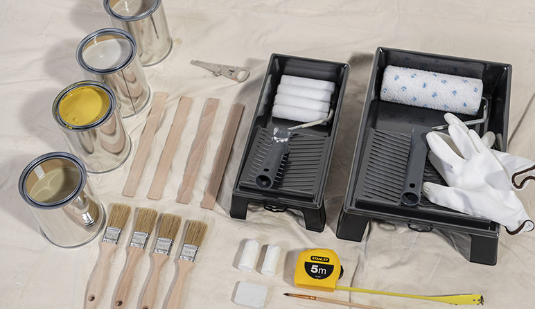 防尘布上摆放着涂刷工具