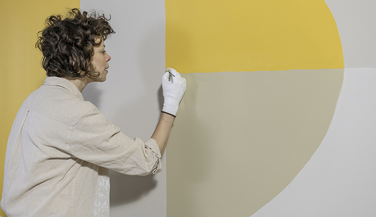 使用小号油漆刷完成不规则图形涂刷的最后一步