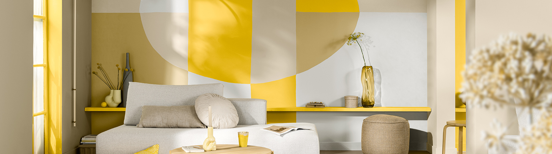 客厅墙面上涂刷着由不同色块拼接的不规则图形