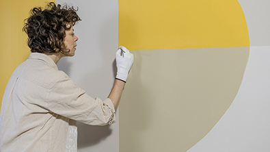 使用小号刷子完成不规则图形涂刷的最后一步。