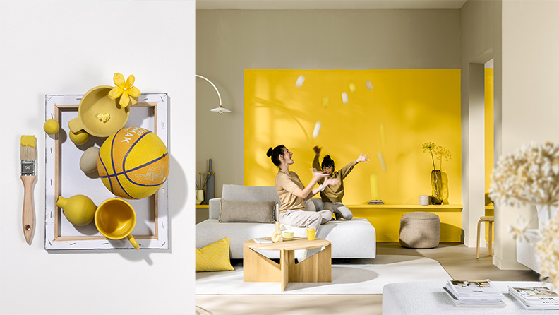 左侧：油画框中盛装着各种黄色物件 右侧：小女孩在妈妈身旁将一只小彩球抛向空中，她们身后是一面涂刷金盏黄的主题墙。