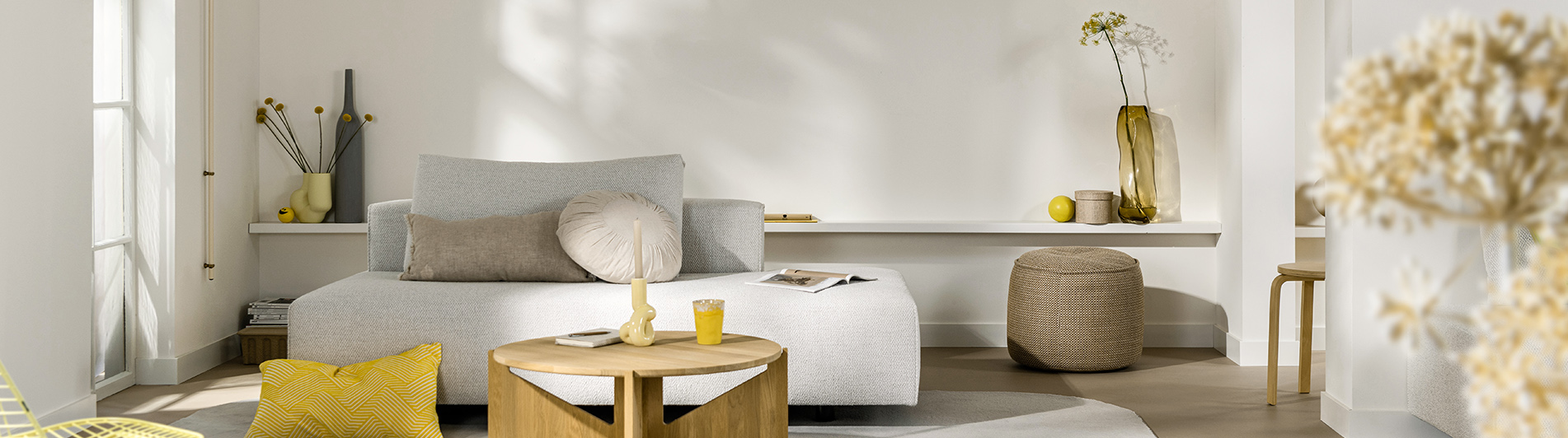 使用黄色系家具装点的素色调现代起居室