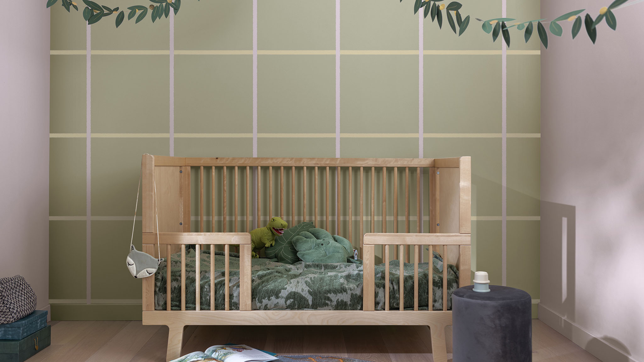 由绿色和浅紫色构成棋盘格图案装点墙面的儿童房