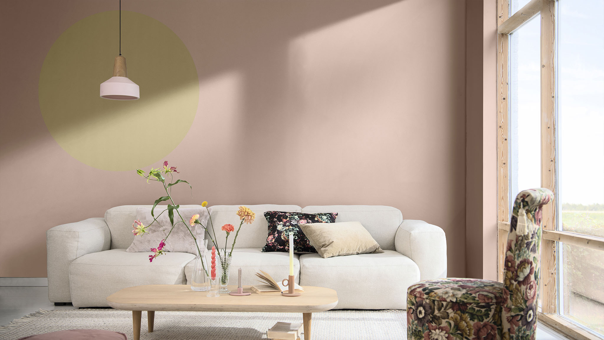 墙面以浅粉为底色，装饰野麦黄圆形图案的客厅