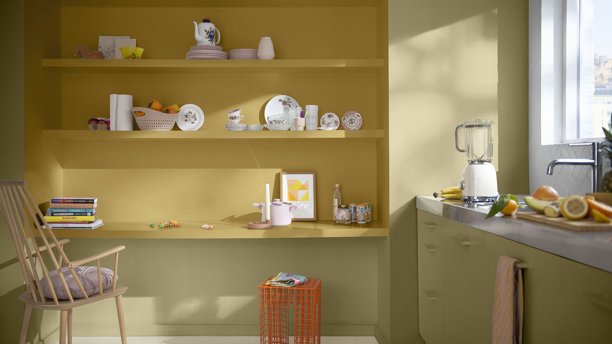 搭配明黄色置物架的厨房