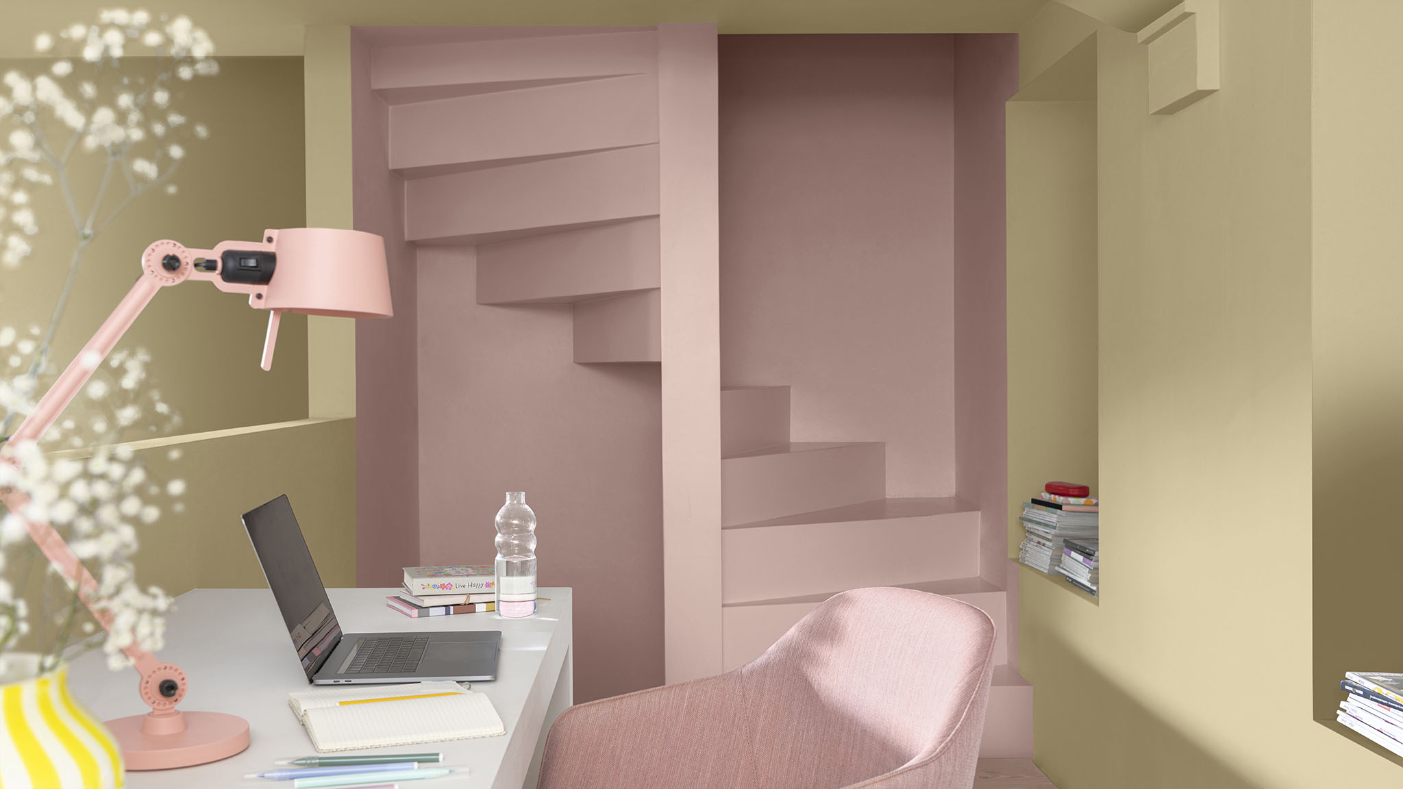 以浅粉色涂楼梯的办公空间