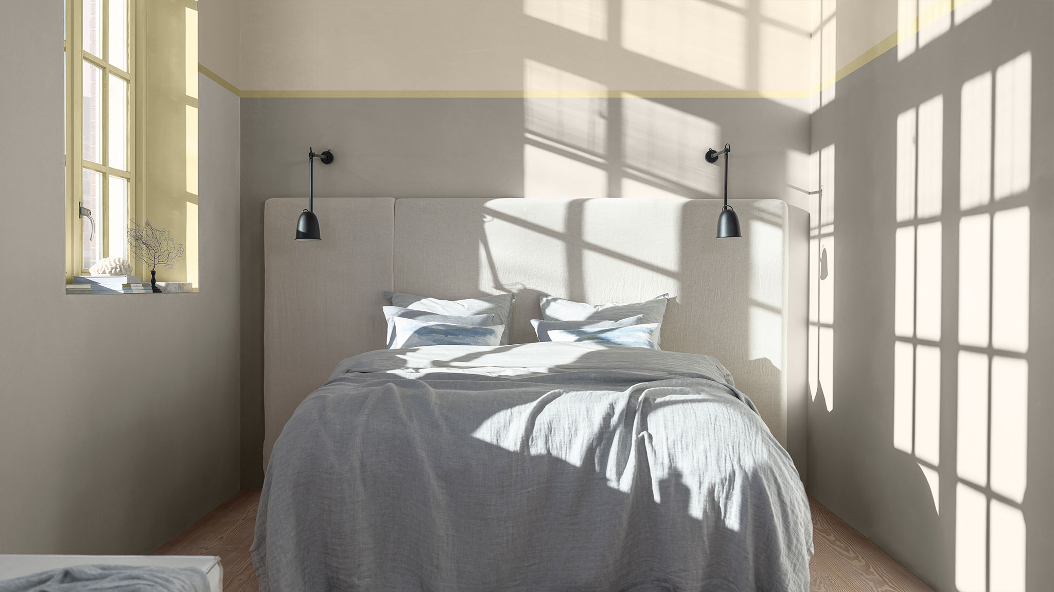 以色彩实现墙面分区，并用野麦黄勾勒窗体轮廓的卧室