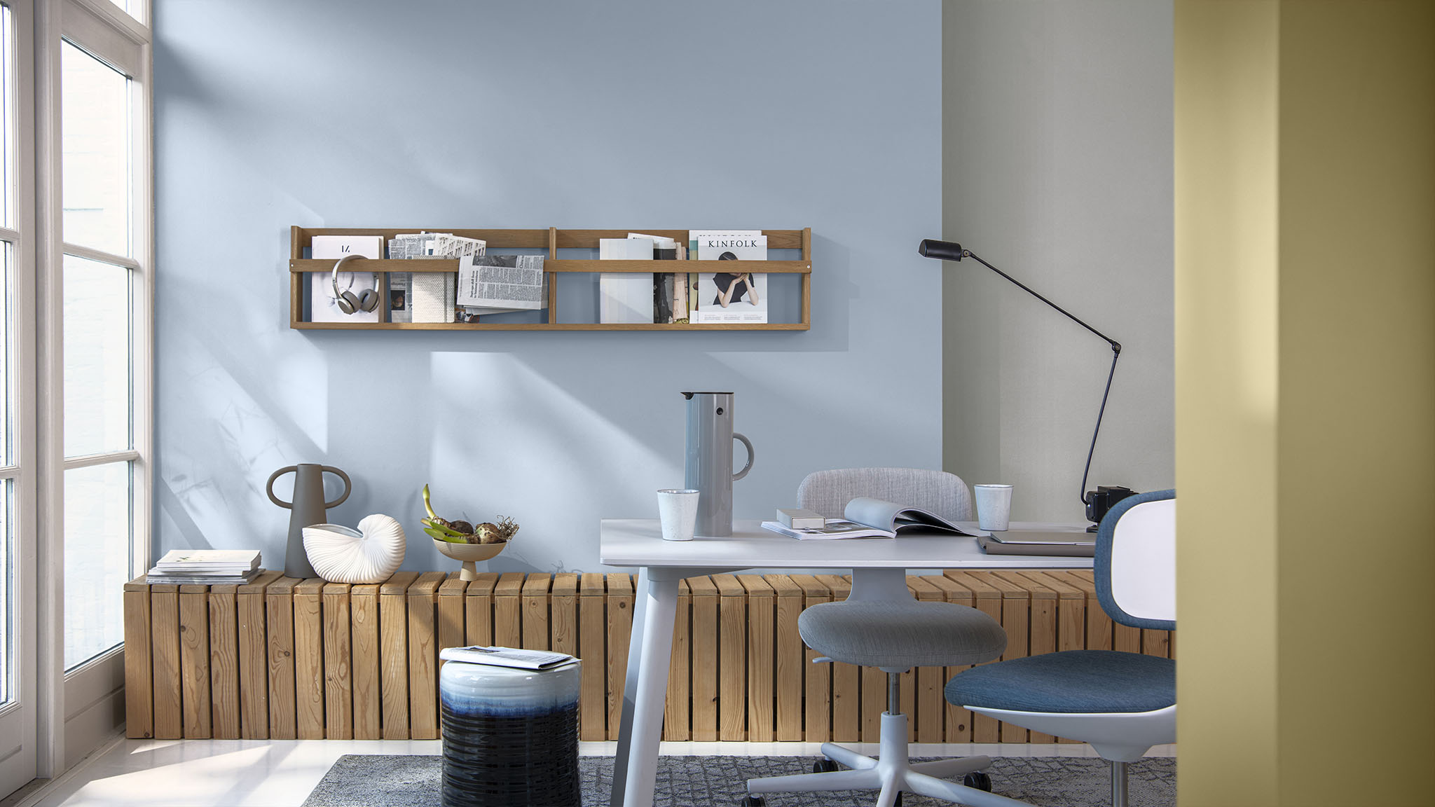 以浅蓝色涂刷临窗主题墙的办公空间