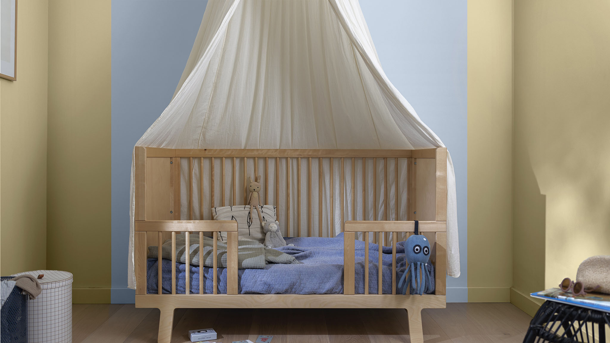 墙面涂刷条纹的婴儿房