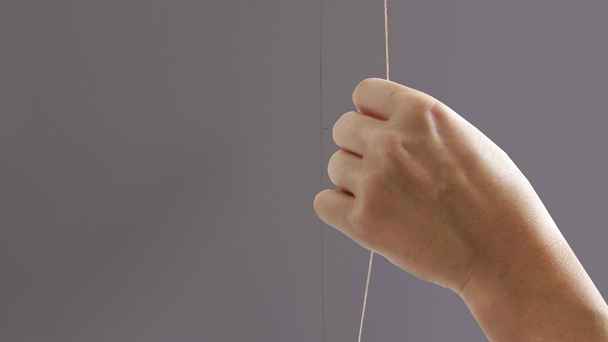 使用粉线弹向墙面