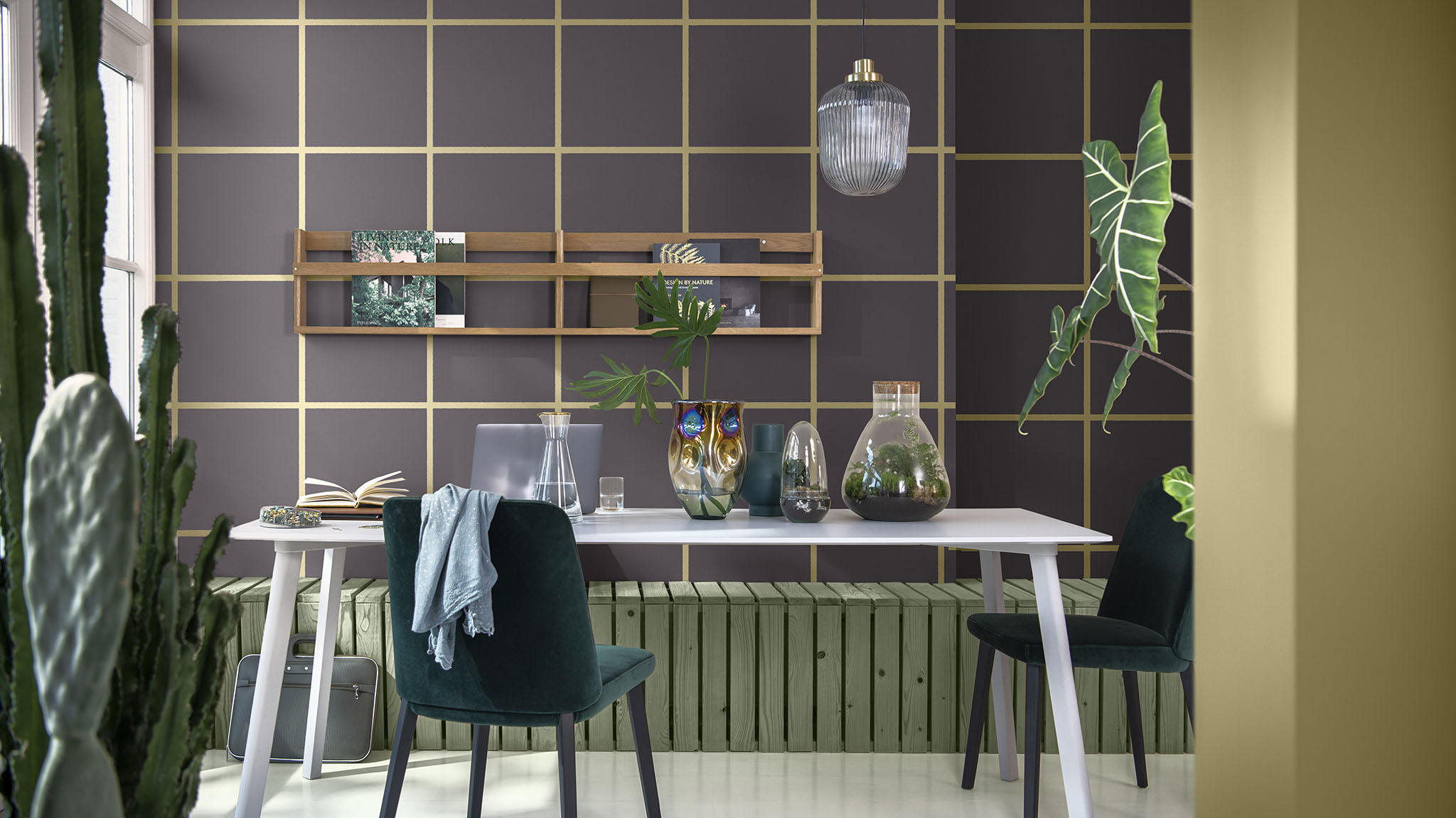 用野麦黄勾勒格纹的浅棕色墙面