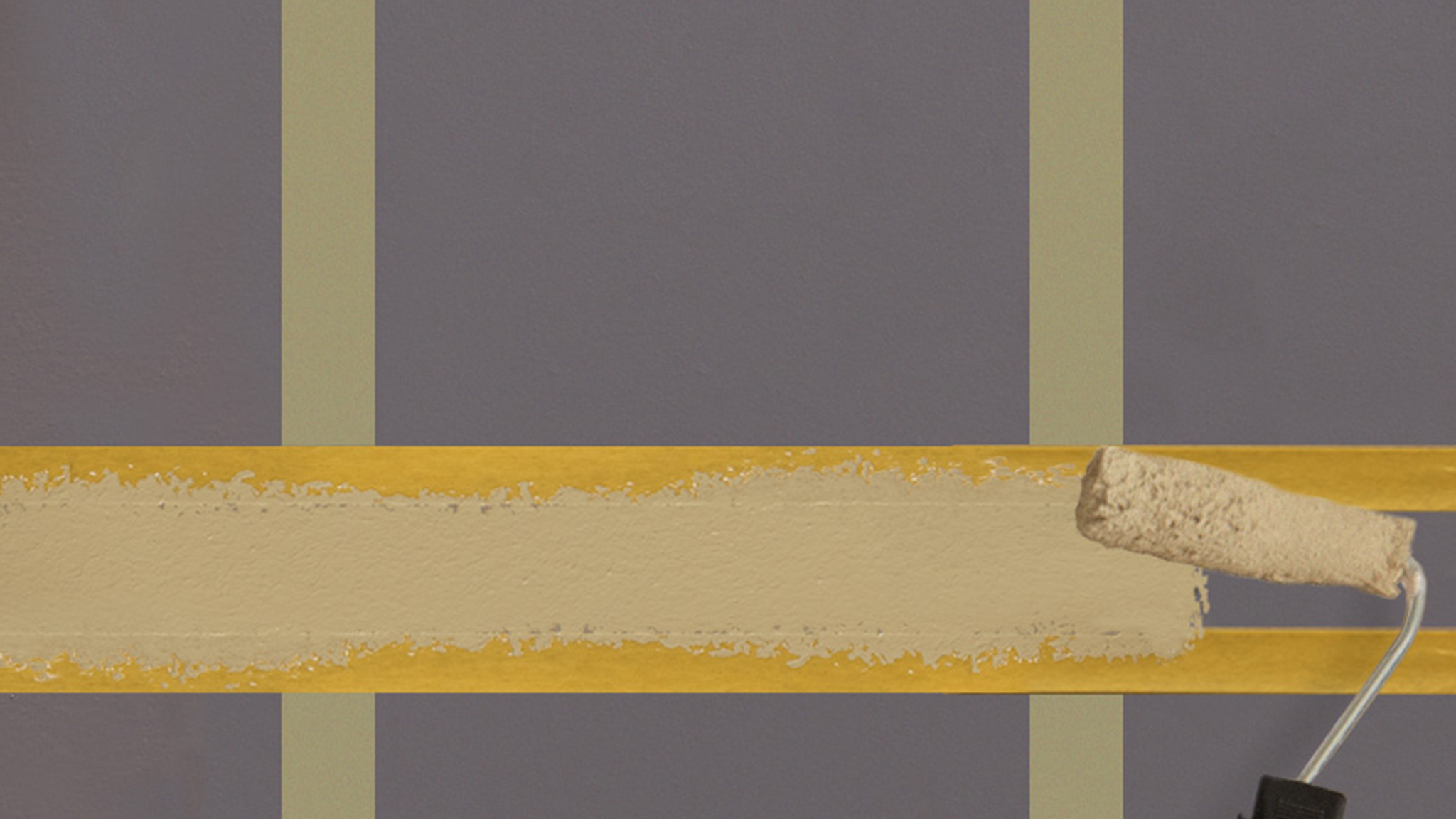 使用小号滚筒刷在两条水平遮蔽胶带中间涂刷水平线